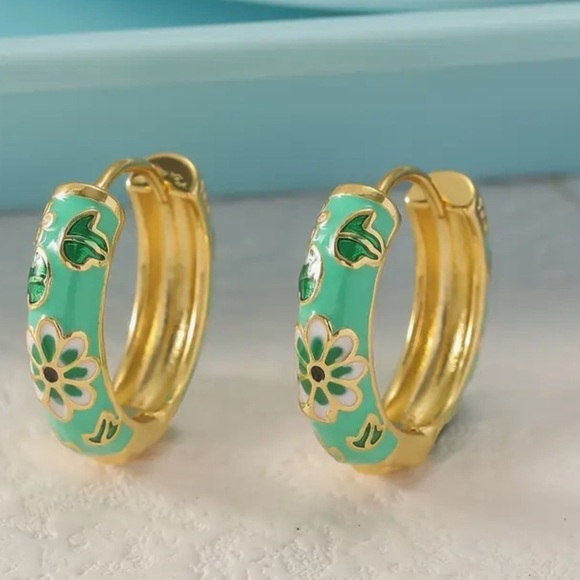 Accessories - Golden vintage floral earring